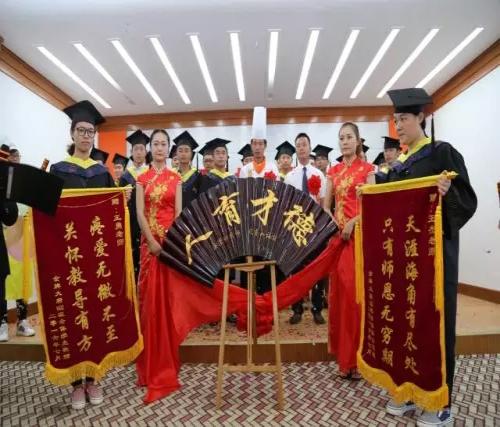 学厨师去学校好还是去饭店学习好？