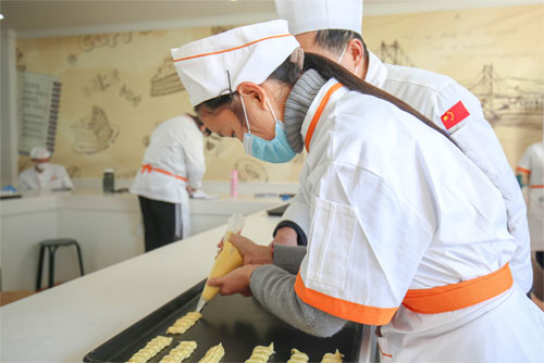 西餐西点女生学那个合适？