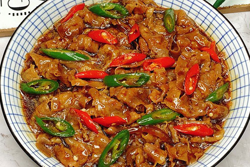 双椒炒肥牛的做法——新东方烹饪教育